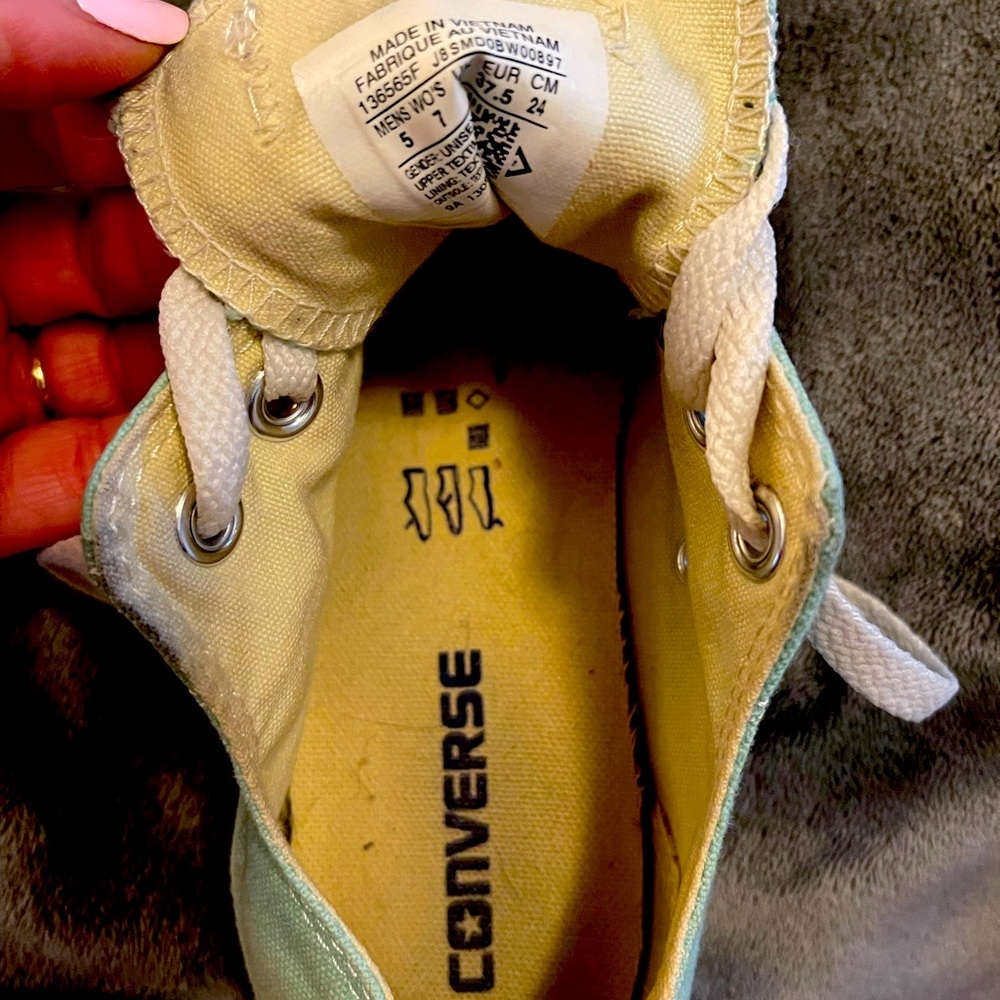 Converse Men’s size 5 Woman’s size 7